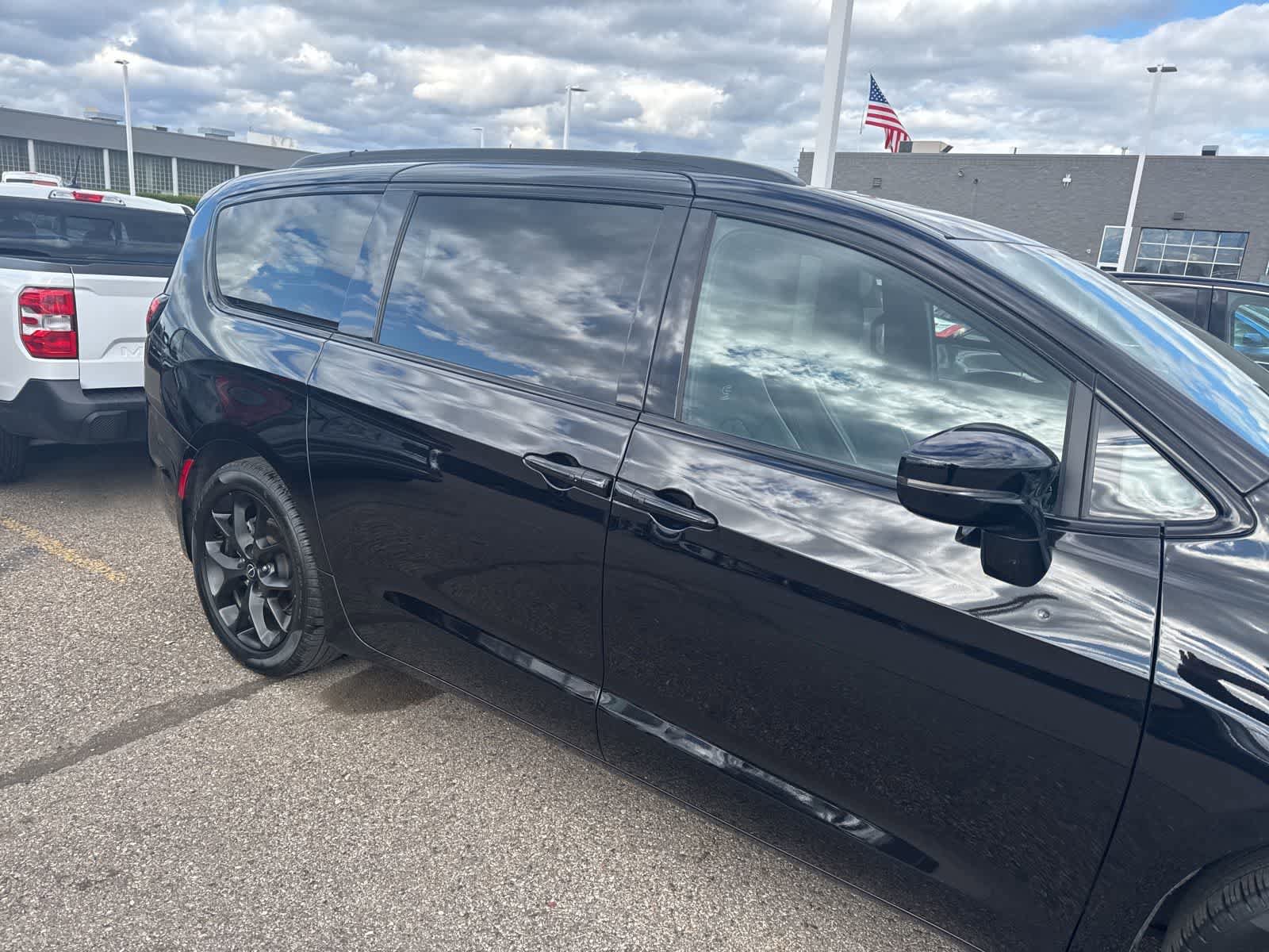 Used 2026 Chrysler Pacifica Limited w/ S Appearance Package FWD image 8
