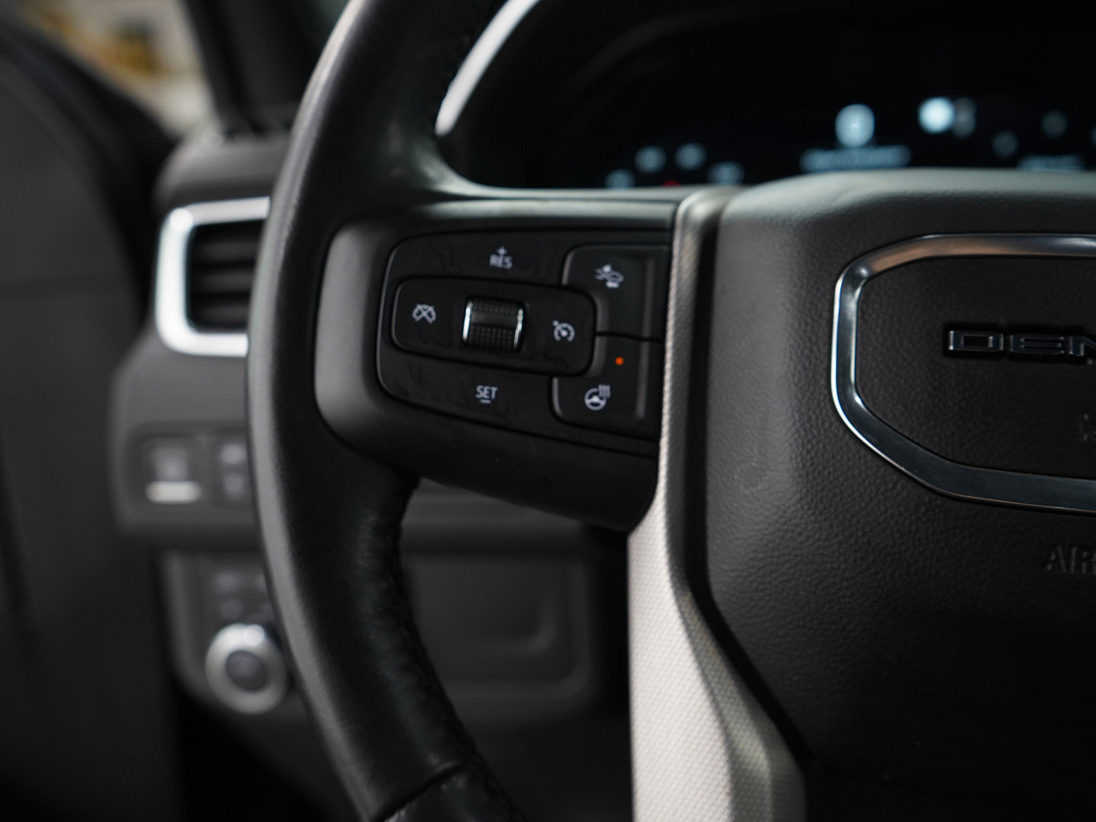 Used 2022 GMC Yukon XL Denali image 21