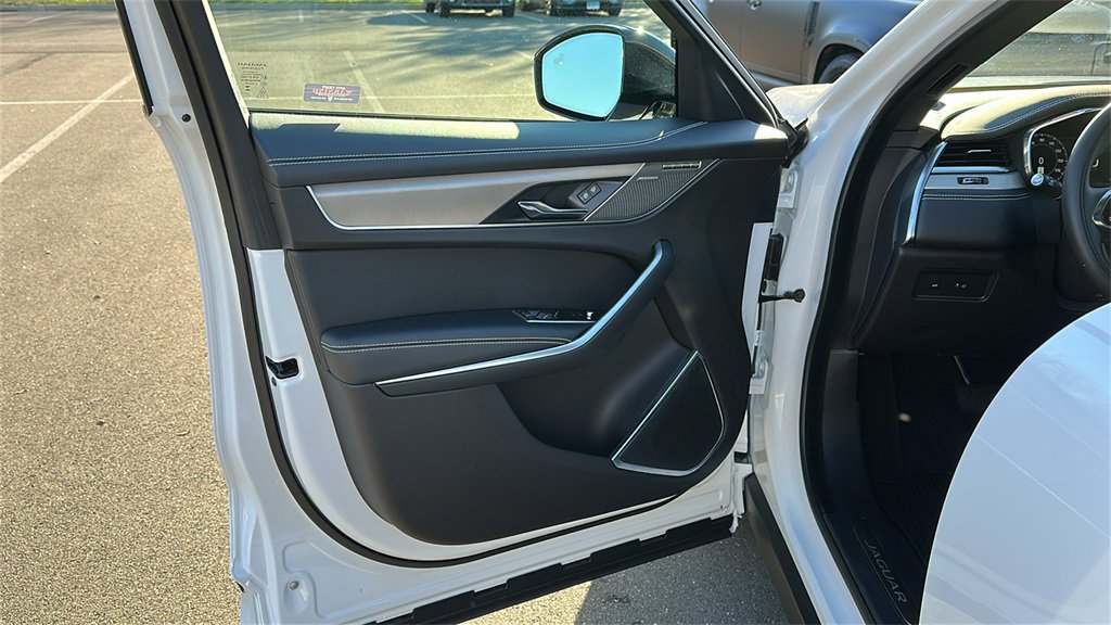 Certified 2025 Jaguar F-PACE R-Dynamic S image 8