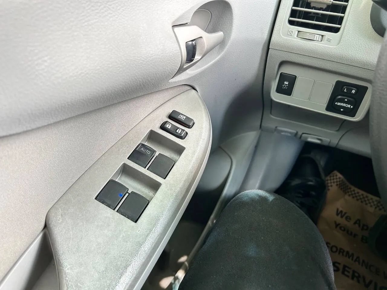 Used 2013 Toyota Corolla LE FWD image 19
