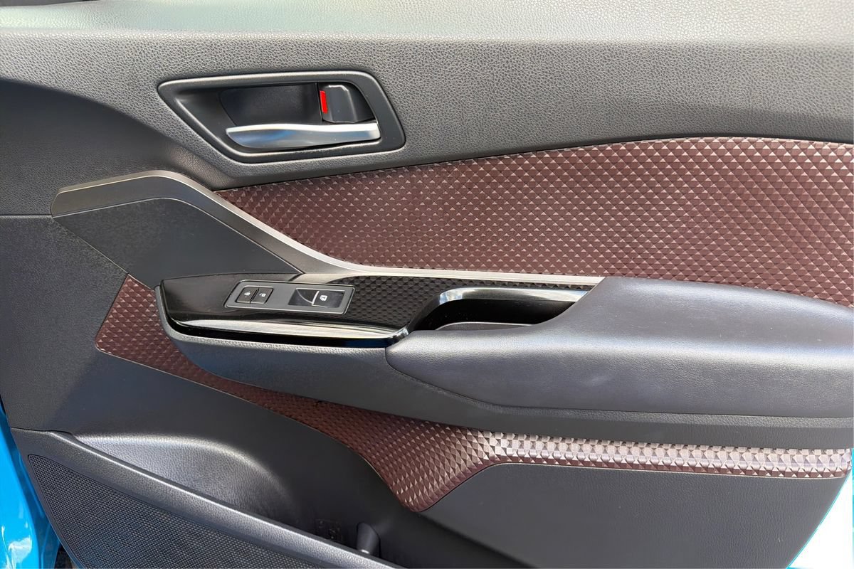 Used 2019 Toyota C-HR Limited FWD image 21