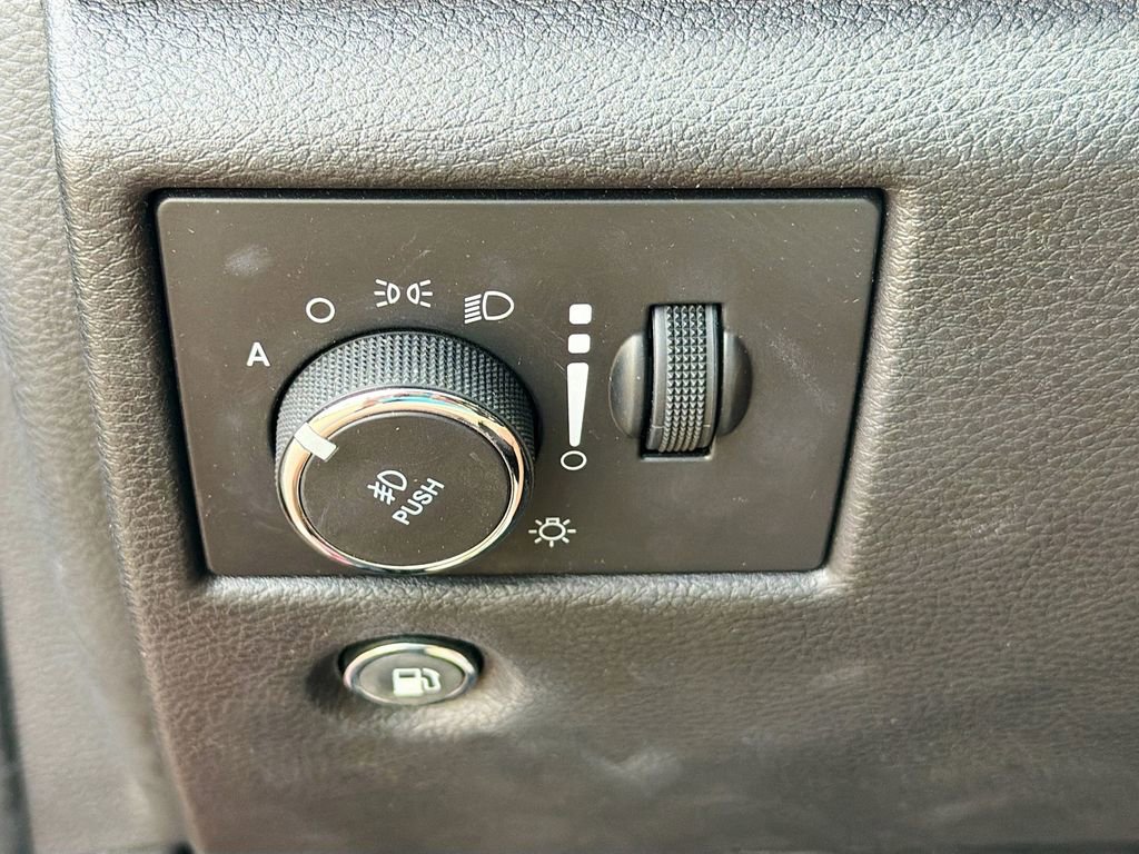 Used 2019 Jeep Grand Cherokee Laredo w/ Security & Convenience Group image 15