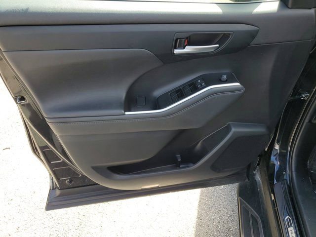 Used 2023 Toyota Highlander XLE image 17