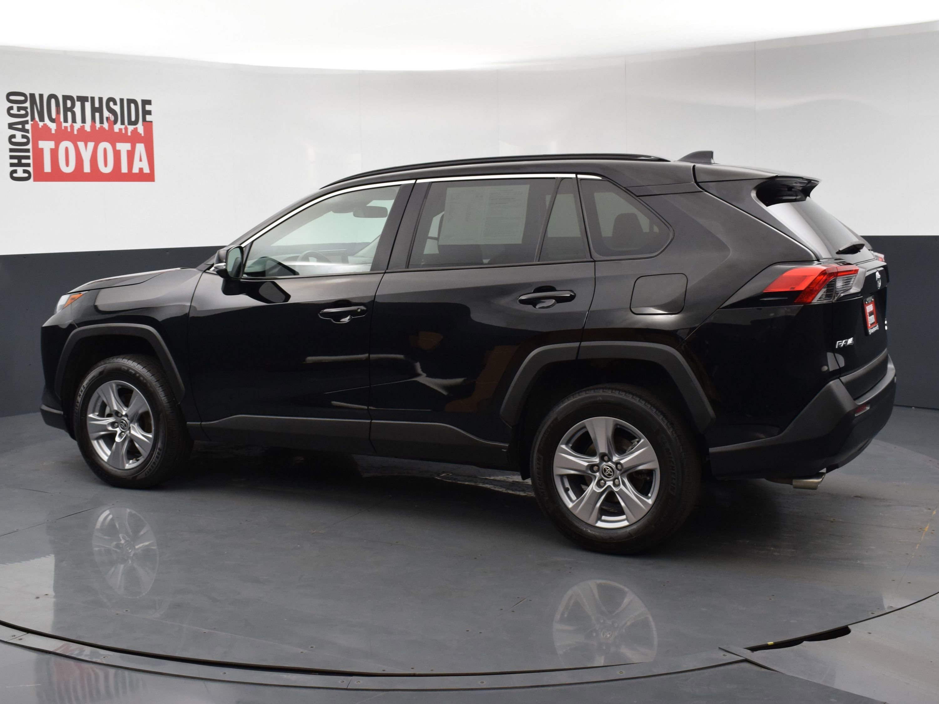 Used 2022 Toyota RAV4 XLE AWD/4WD image 2