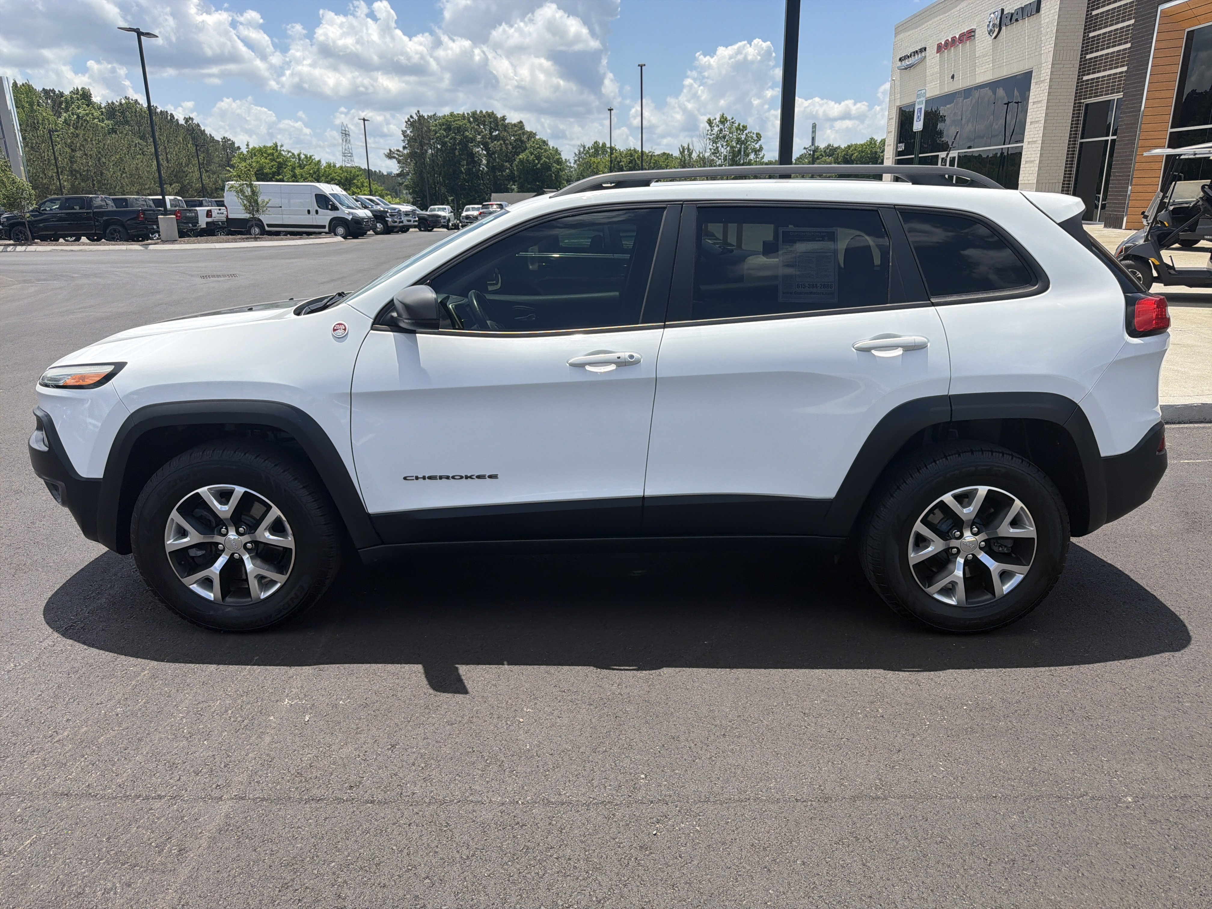 Used 2016 Jeep Cherokee Trailhawk w/ Comfort/Convenience Group AWD/4WD image 15