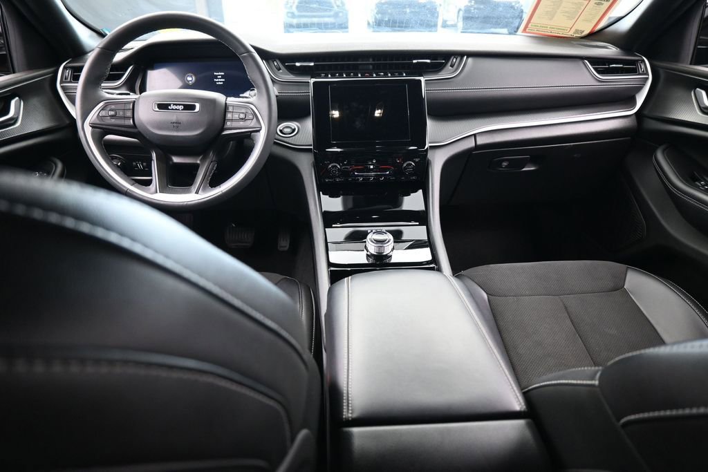 Used 2023 Jeep Grand Cherokee Altitude AWD/4WD image 39