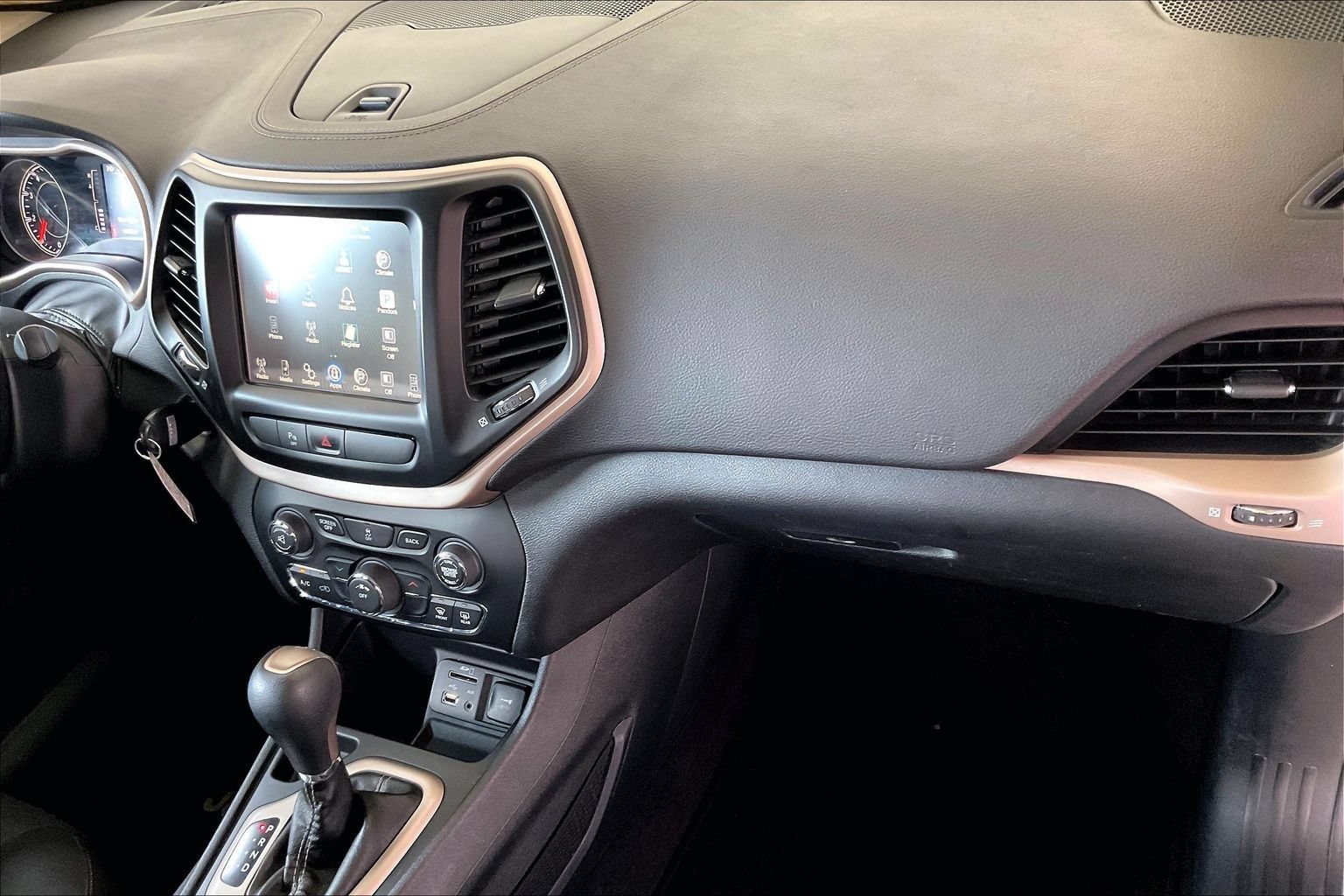 Used 2017 Jeep Cherokee Latitude w/ Safety/Convenience Group FWD image 21