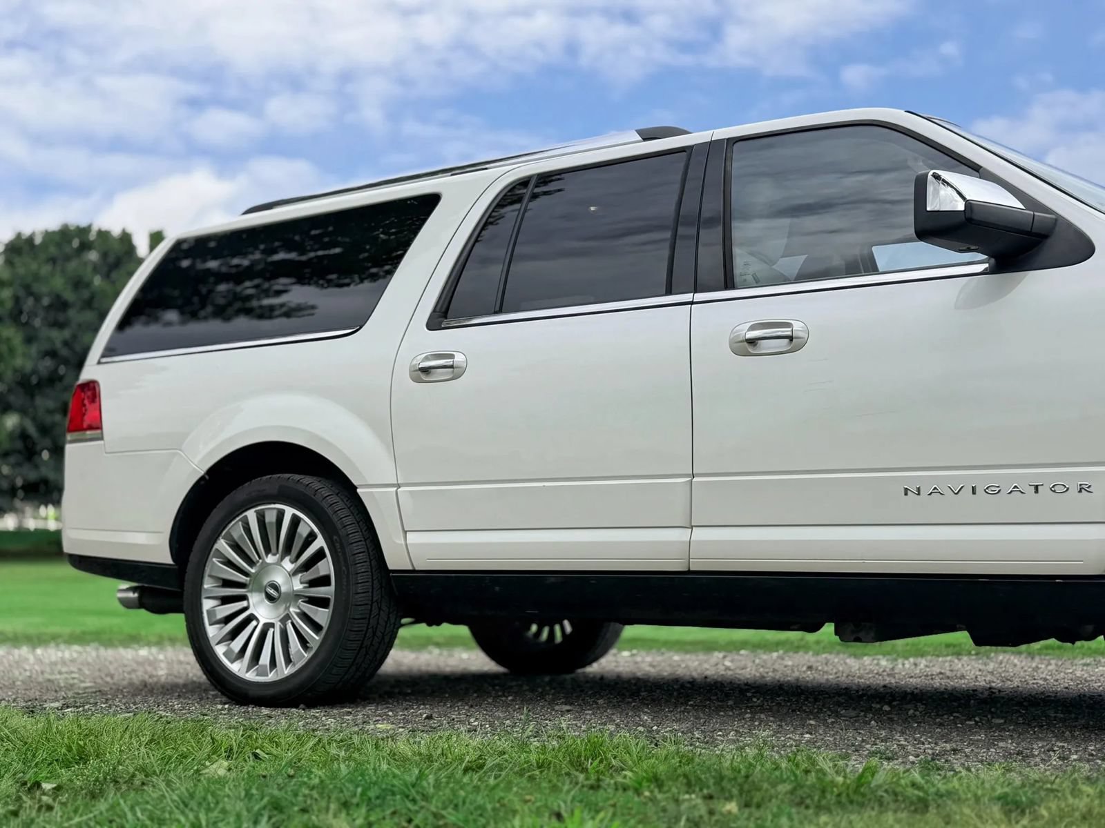 Used 2015 Lincoln Navigator L 4WD w/ Equipment Group 101A Reserve image 12