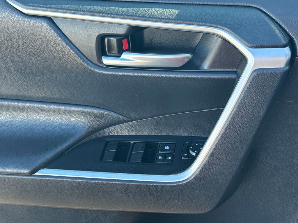 Used 2021 Toyota RAV4 XLE w/ Convenience Package image 32