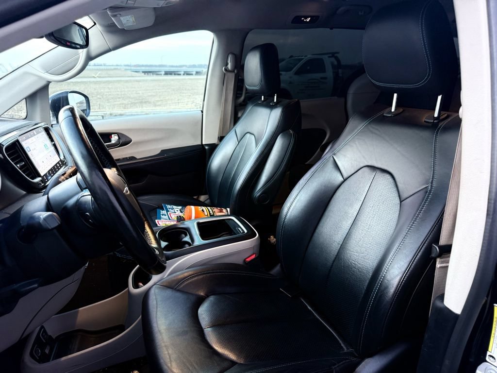 Used 2021 Chrysler Pacifica Touring-L FWD image 13