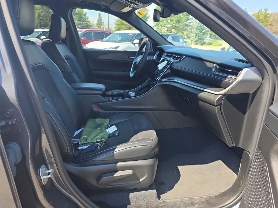 Used 2023 Jeep Grand Cherokee Altitude image 16