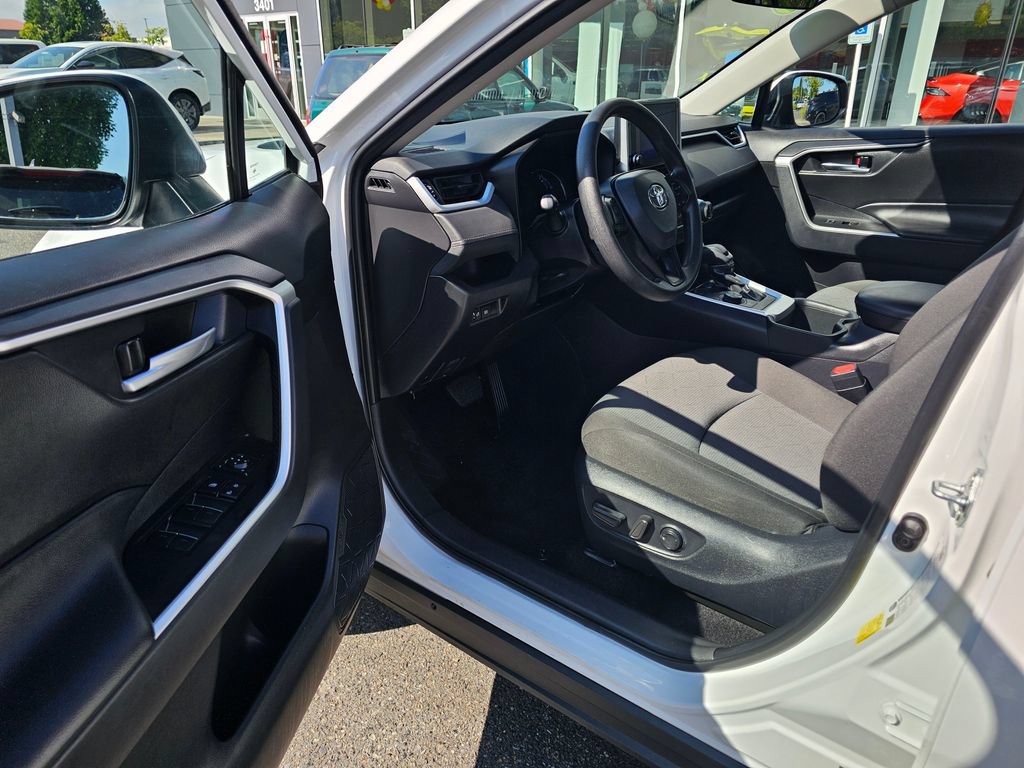 Used 2025 Toyota RAV4 XLE AWD/4WD image 20