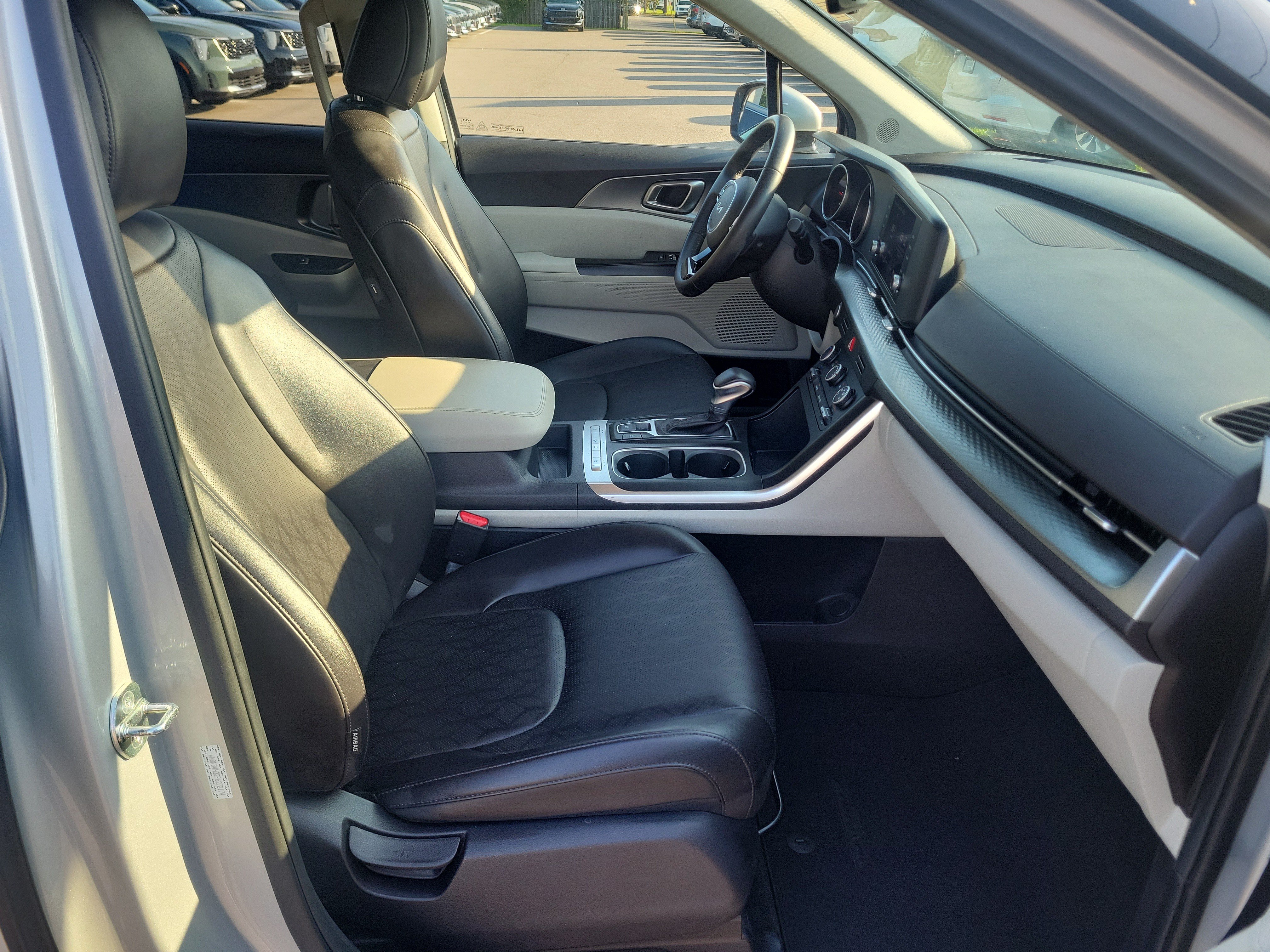 Used 2023 Kia Carnival LX FWD image 5