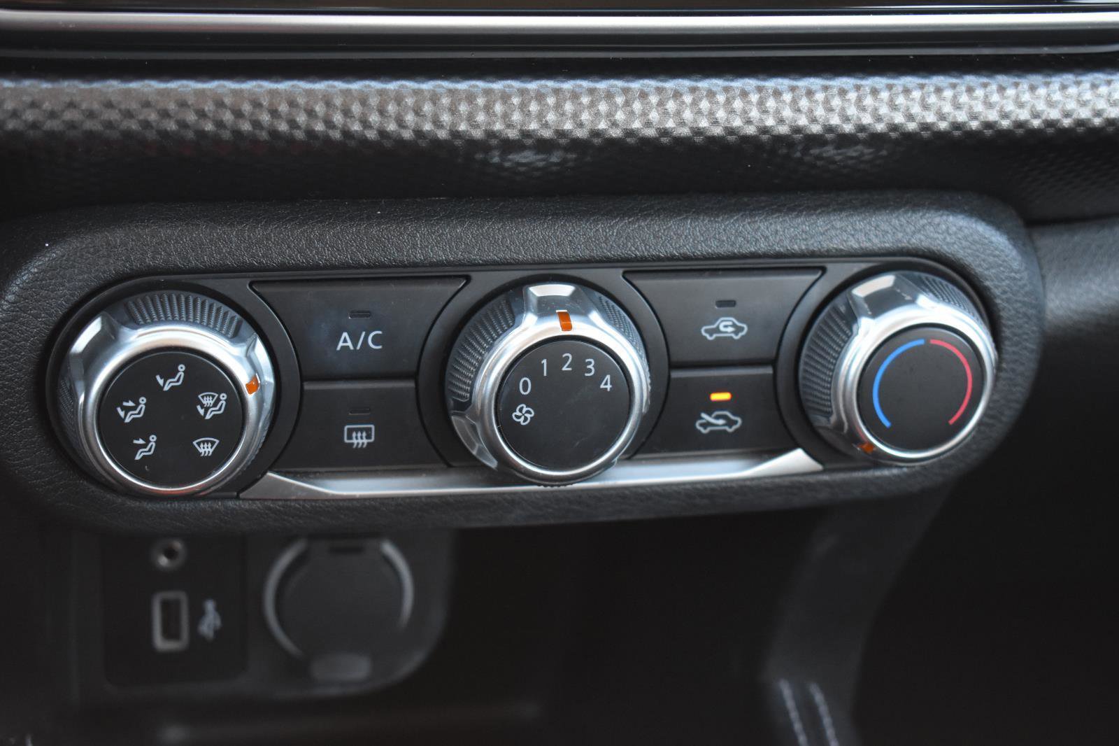 Used 2018 Nissan Kicks S image 9