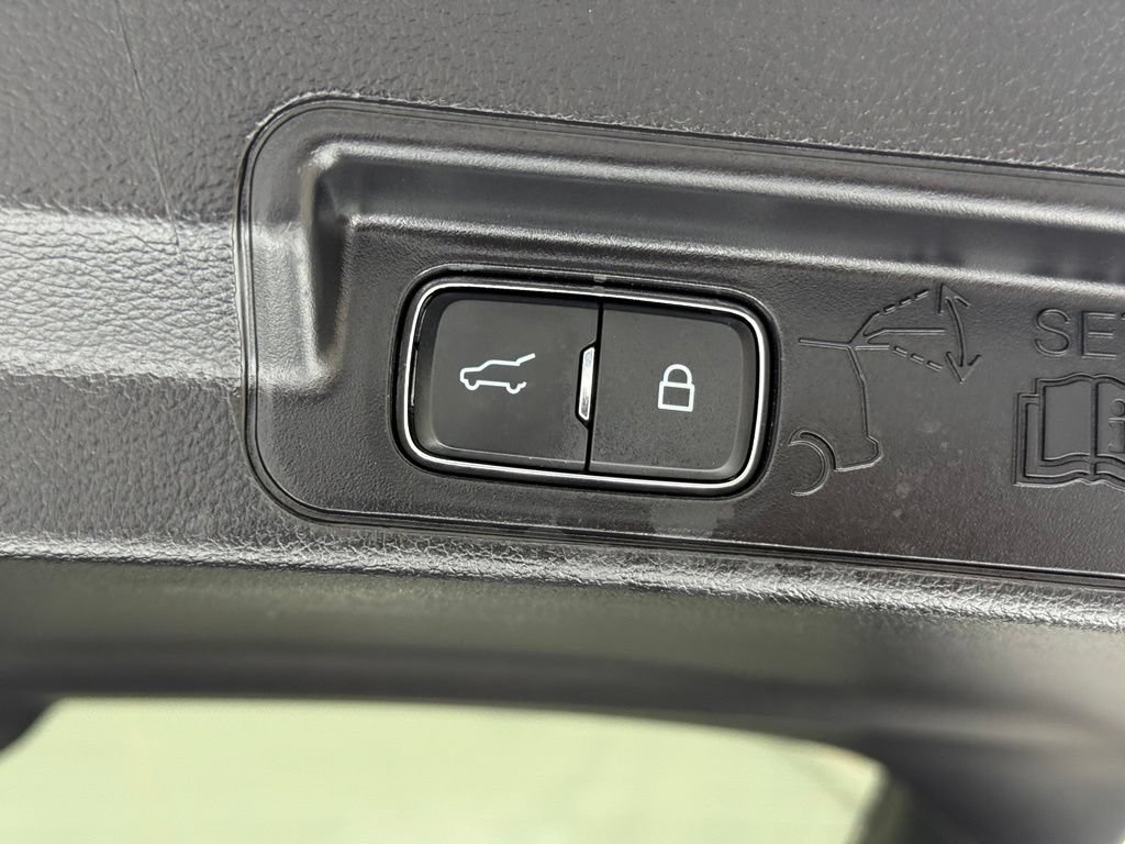 Used 2022 Ford Explorer Platinum w/ Equipment Group 601A AWD/4WD image 5