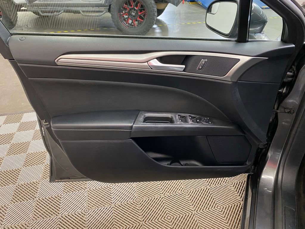 Used 2018 Ford Fusion SE w/ Fusion SE Technology Package FWD image 21
