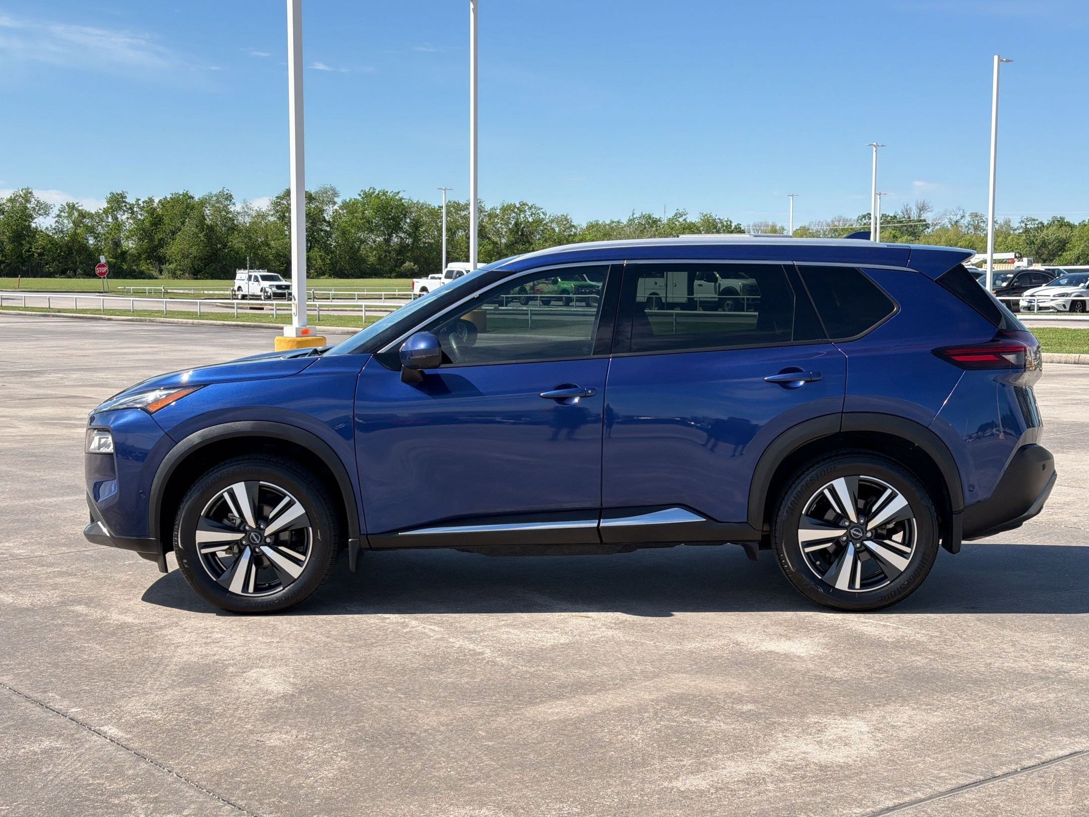 Used 2023 Nissan Rogue SL w/ SL Premium Package image 2