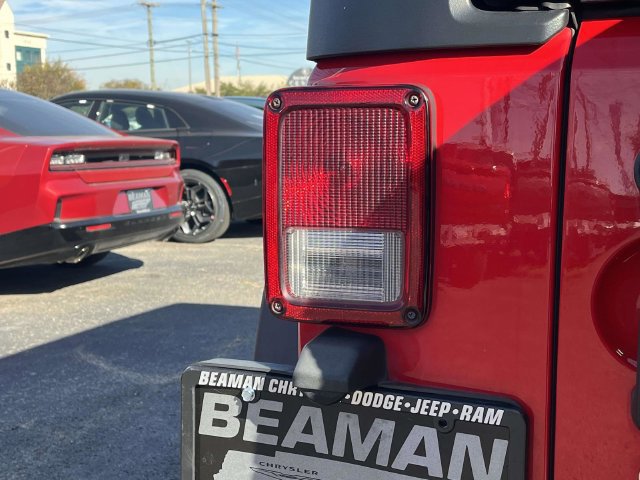 Used 2017 Jeep Wrangler Unlimited Rubicon w/ Connectivity Group AWD/4WD image 10