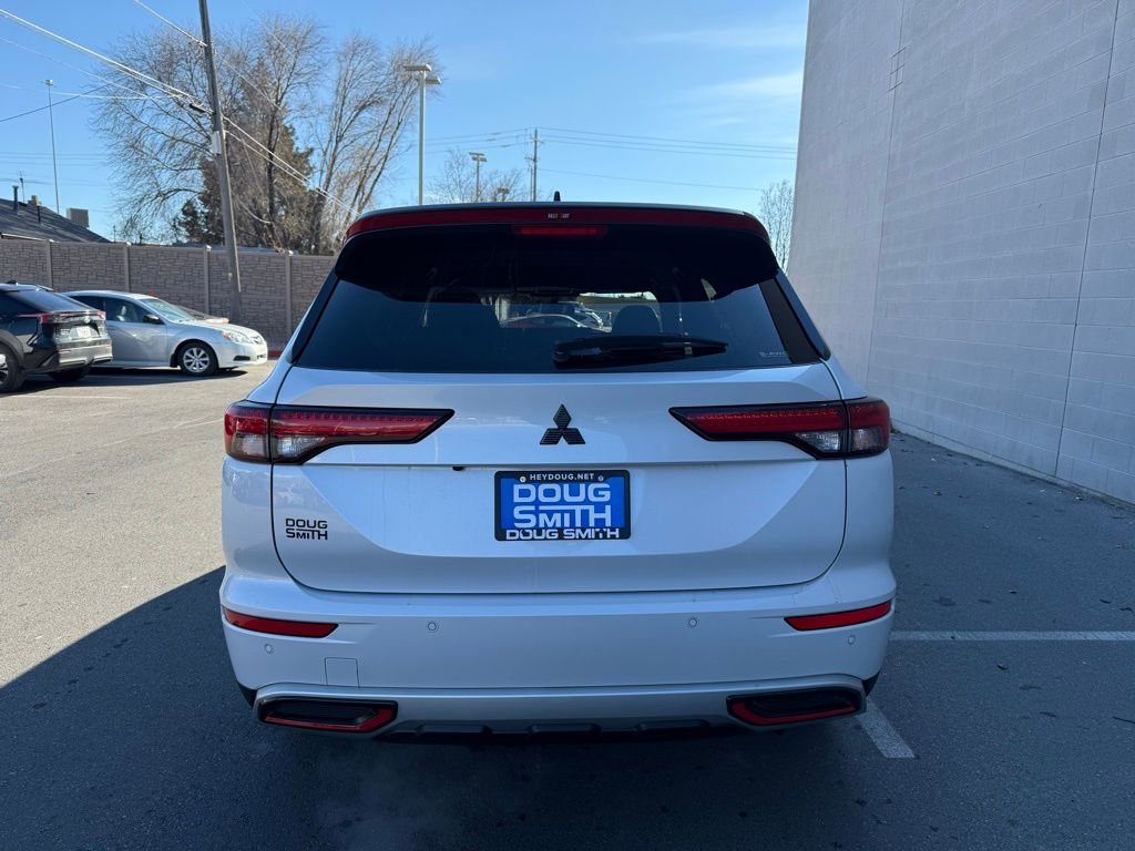 Used 2023 Mitsubishi Outlander SE image 3