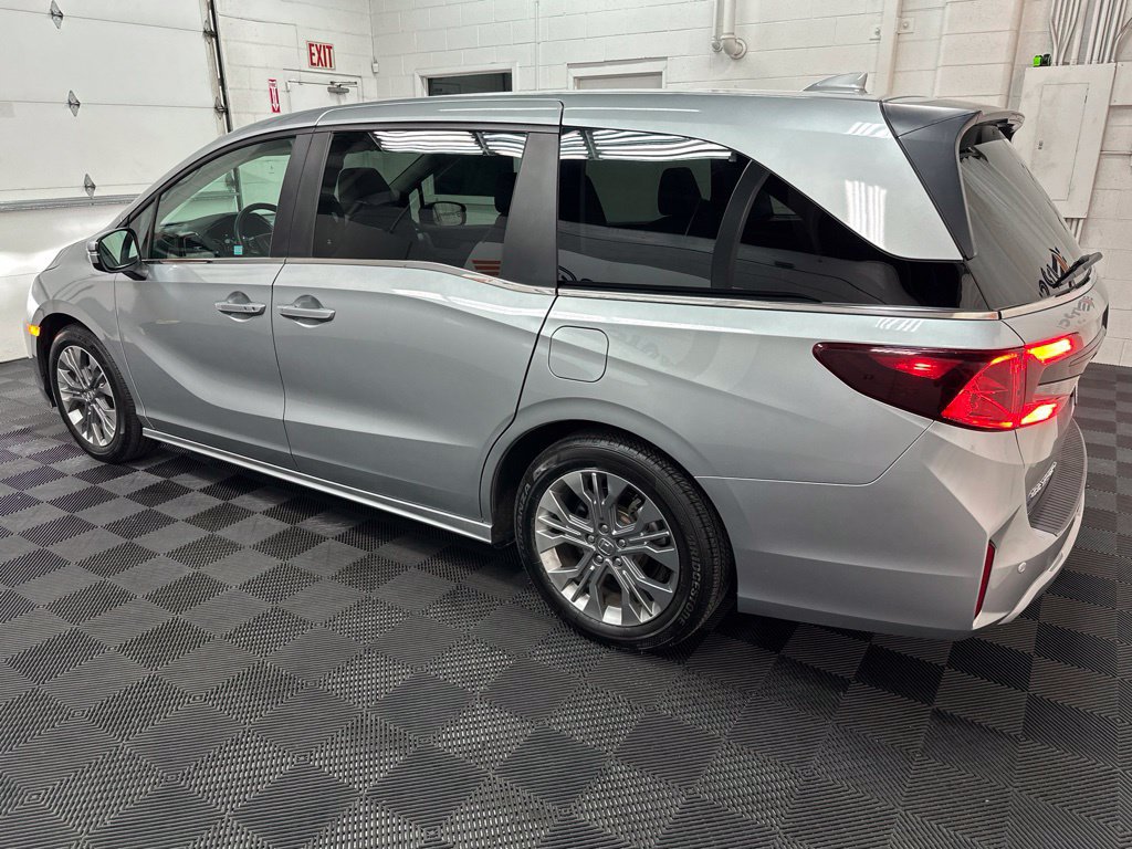 Used 2025 Honda Odyssey Touring image 6