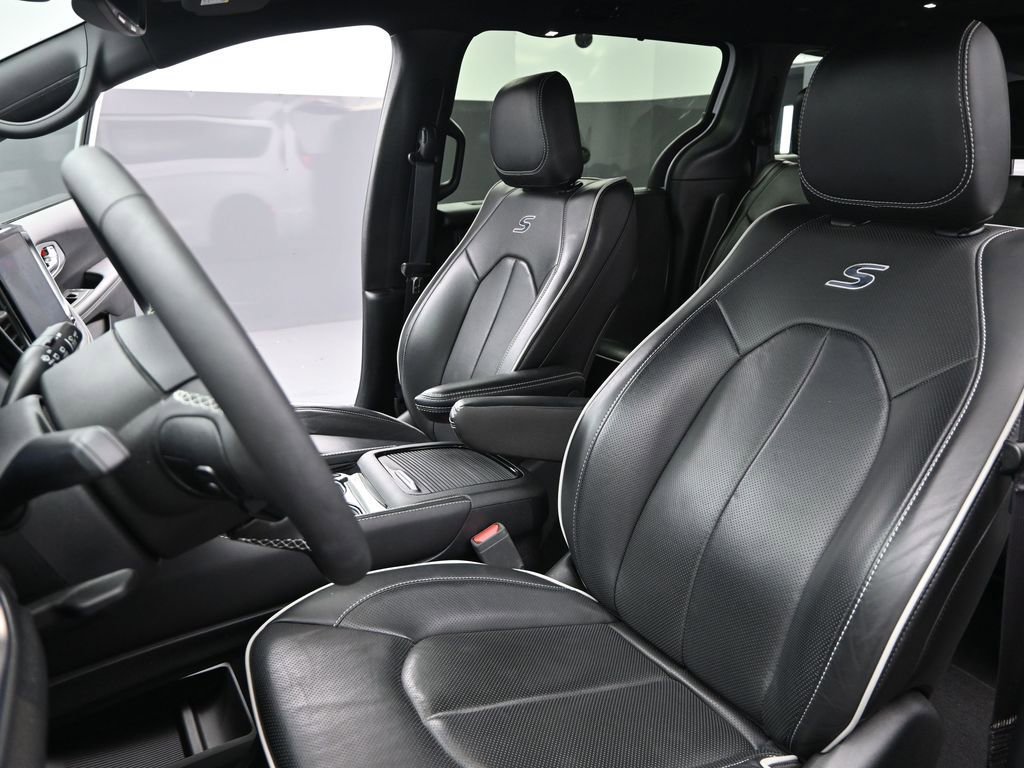 Used 2025 Chrysler Pacifica Limited image 15