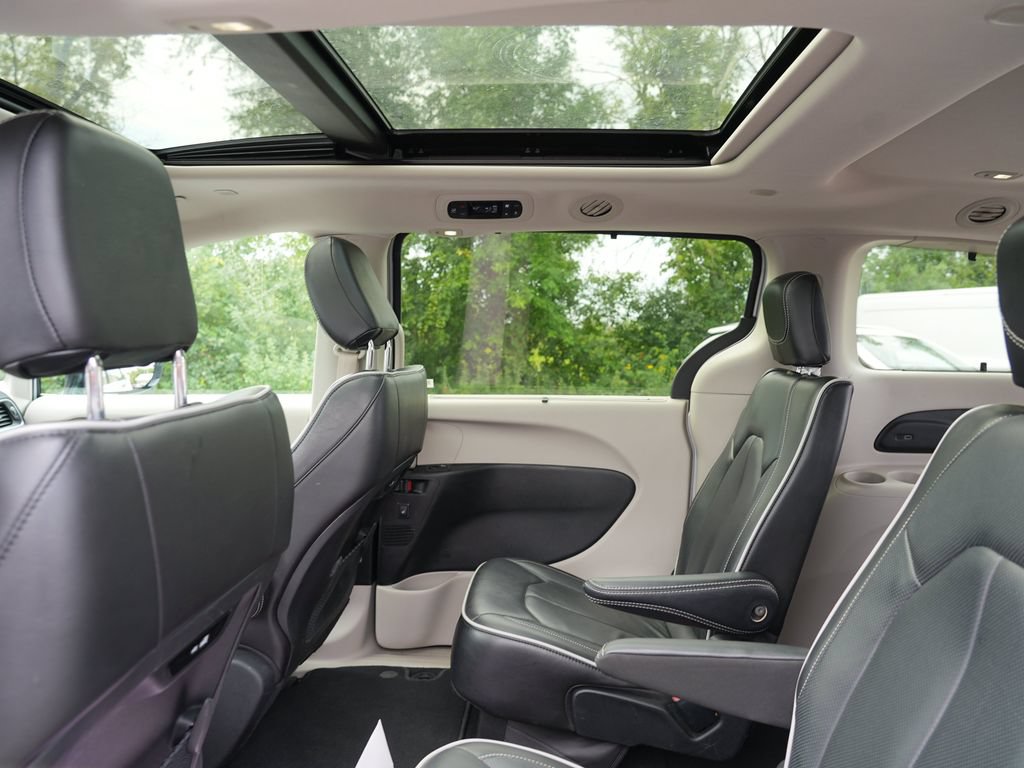 Used 2024 Chrysler Pacifica Limited FWD image 18