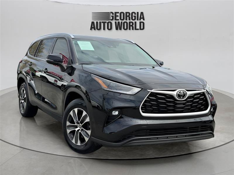 Used 2021 Toyota Highlander XLE FWD image 2