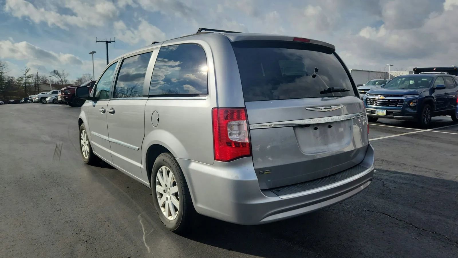 Used 2014 Chrysler Town & Country Touring image 4