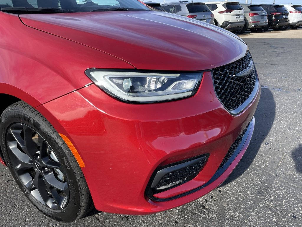 Used 2025 Chrysler Pacifica Limited image 38