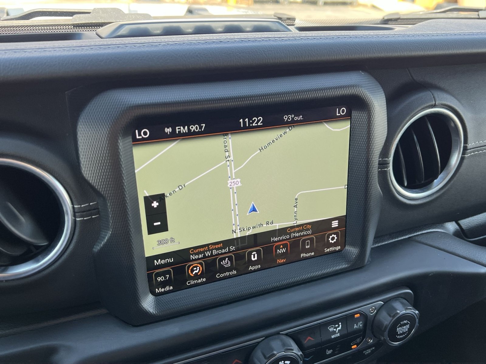 Used 2023 Jeep Wrangler Unlimited Sahara w/ Cold Weather Group AWD/4WD image 17