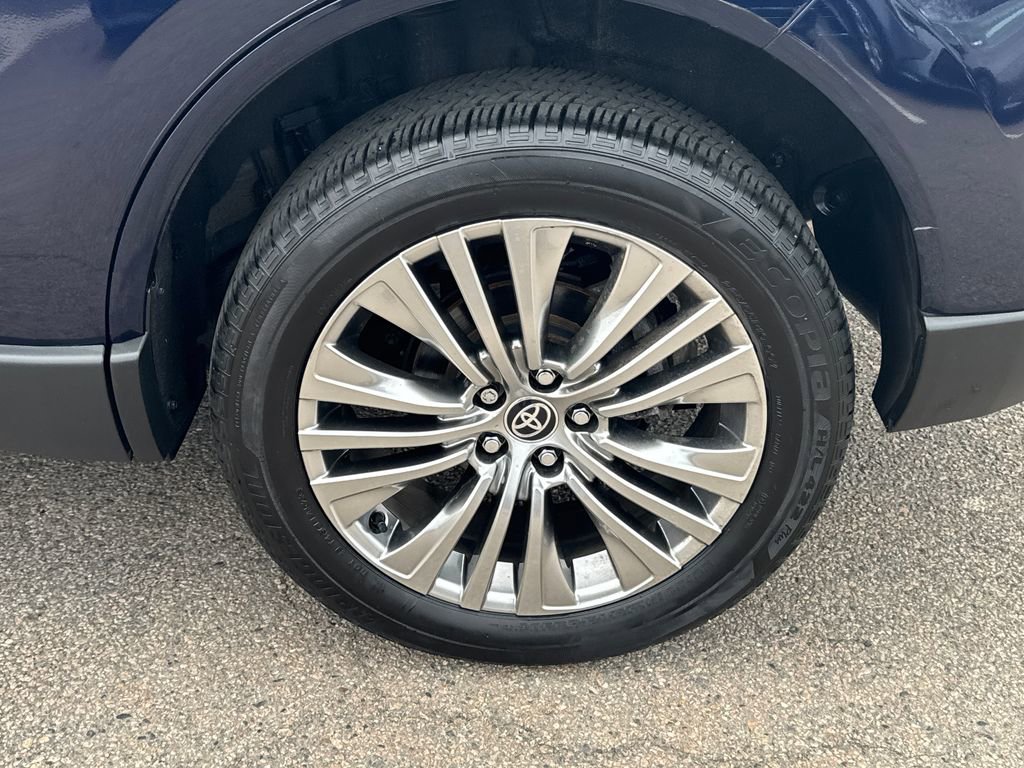 Used 2024 Toyota Venza XLE AWD/4WD image 40