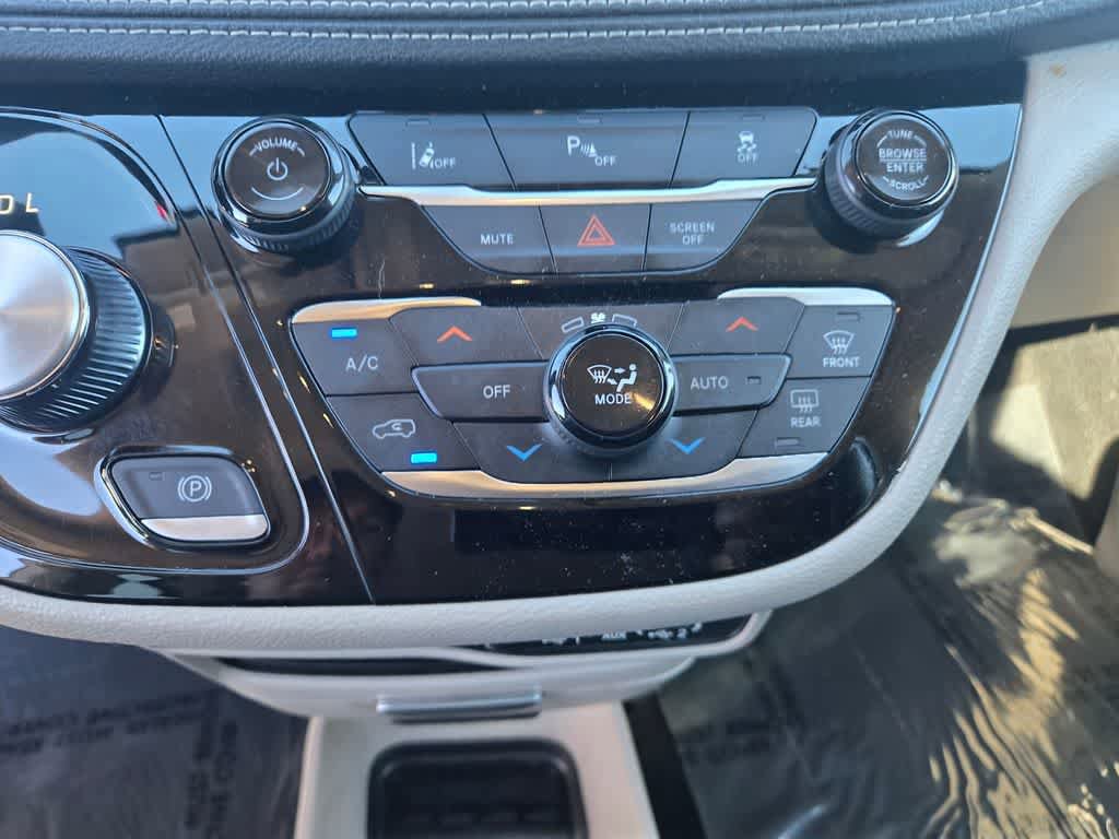 Used 2023 Chrysler Pacifica Touring-L image 15