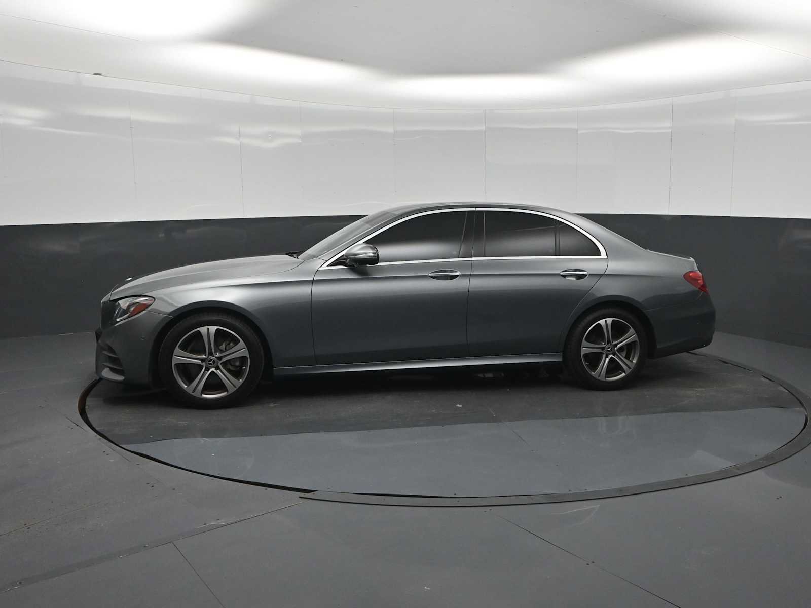 Used 2019 Mercedes-Benz E 300 4MATIC image 4