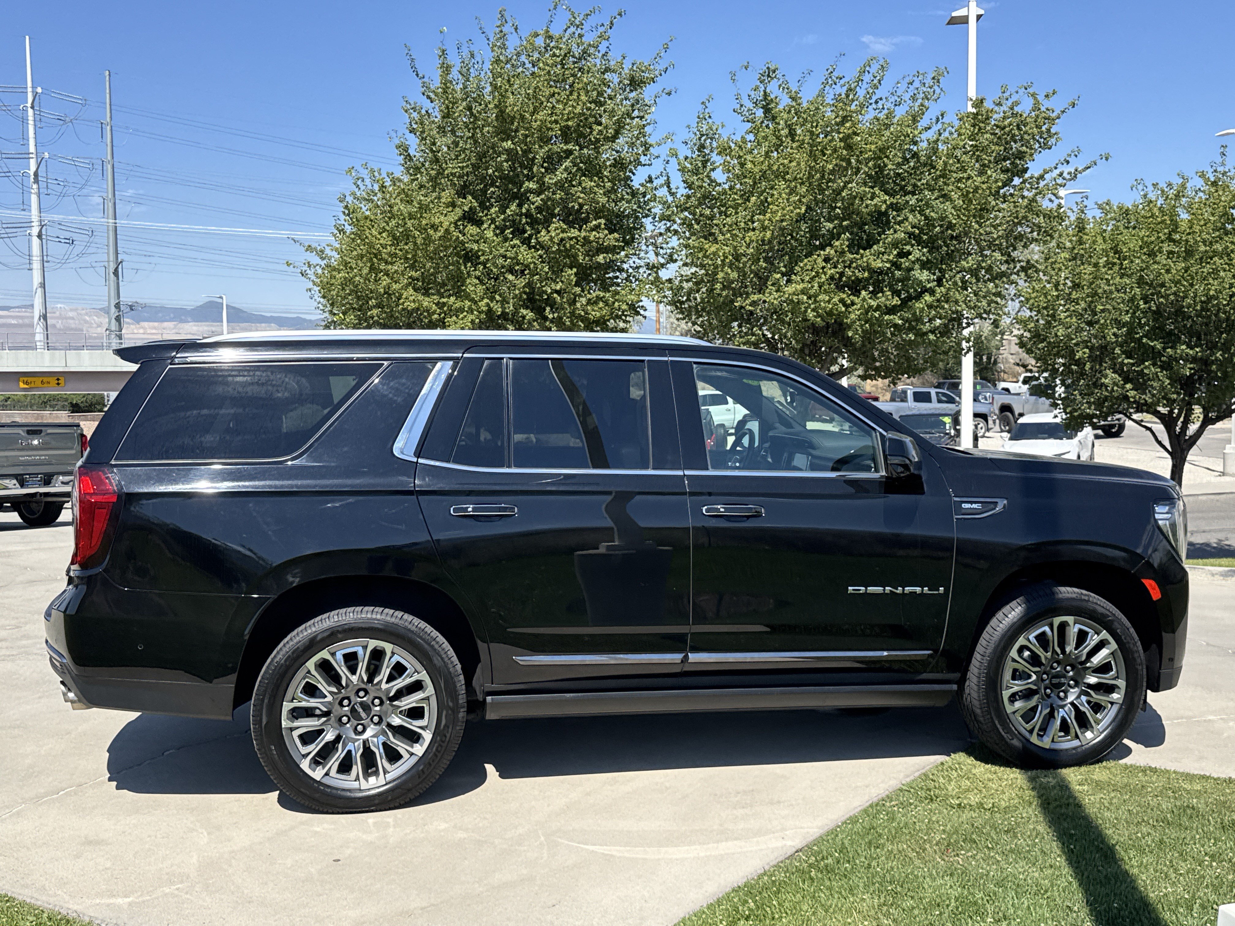 Used 2023 GMC Yukon Denali Ultimate AWD/4WD image 6