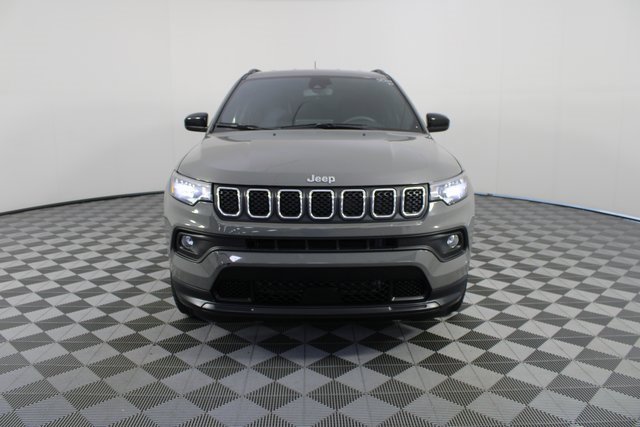 Used 2023 Jeep Compass Latitude image 25