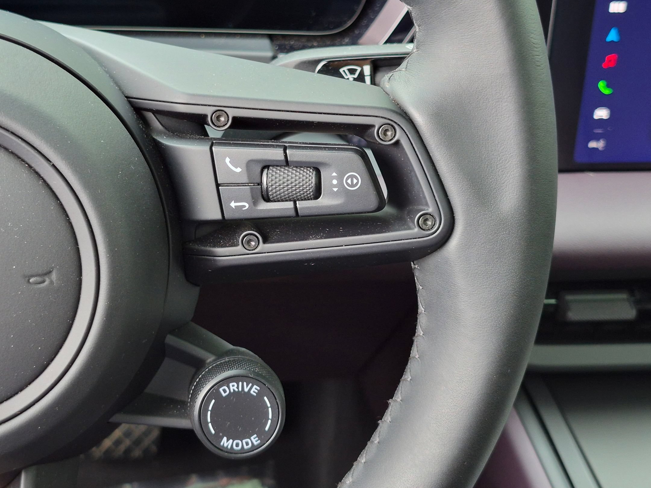 Certified 2025 Porsche Macan 4 Electric AWD/4WD image 10