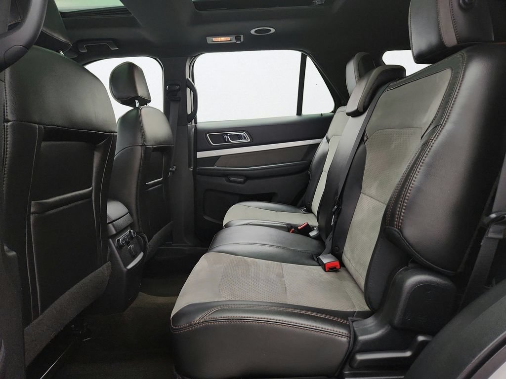 Used 2017 Ford Explorer XLT w/ Equipment Group 202A AWD/4WD image 27