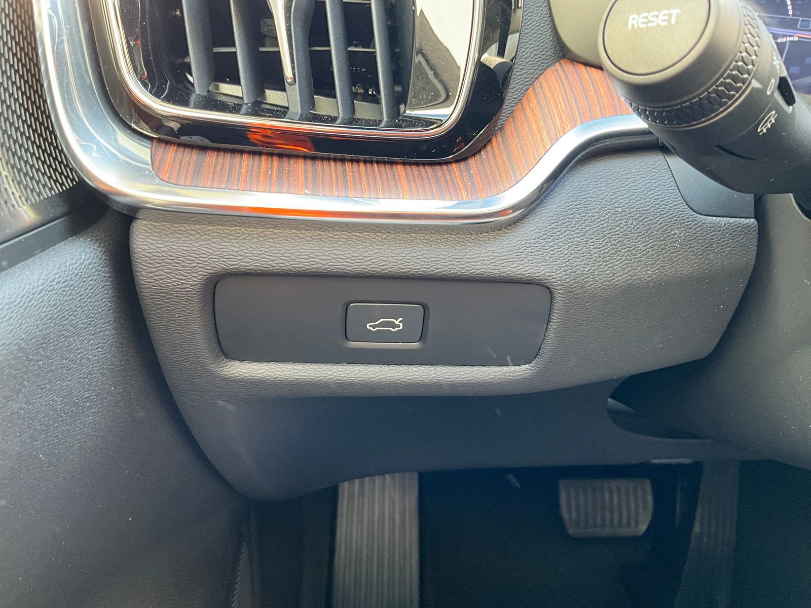 New 2026 Volvo V60 B5 Cross Country Plus w/ Climate Package image 22