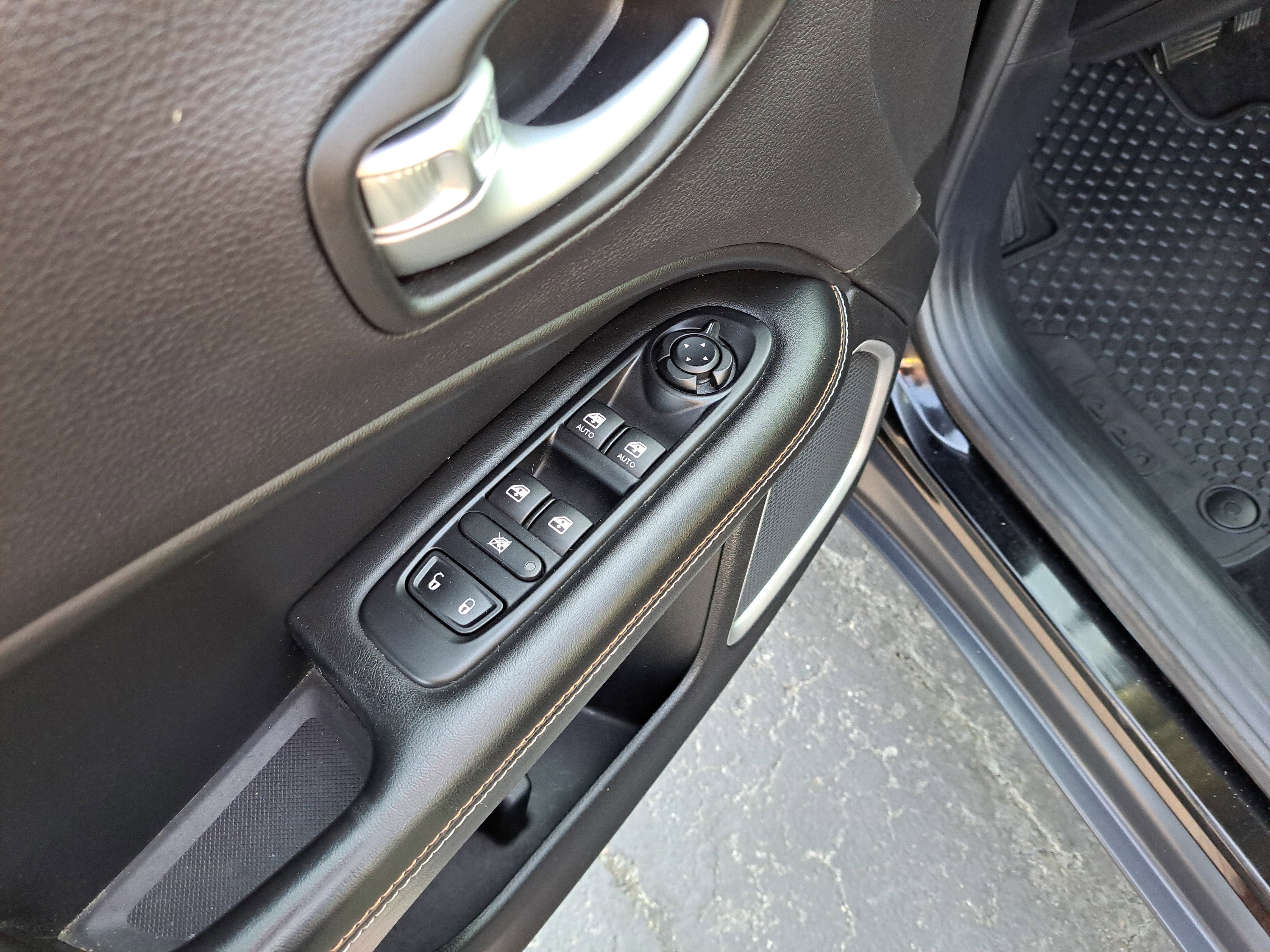 Used 2018 Jeep Compass Latitude w/ Popular Equipment Group image 16