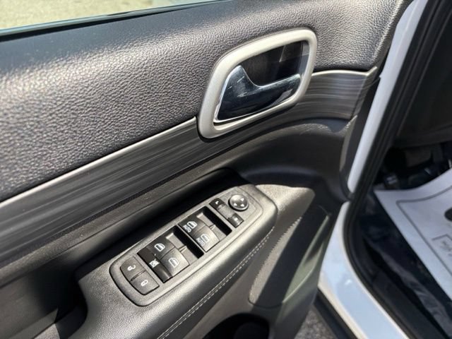 Used 2019 Jeep Grand Cherokee Laredo AWD/4WD image 22