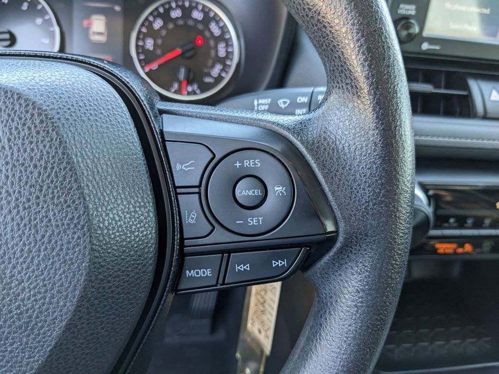 Used 2020 Toyota RAV4 LE image 31