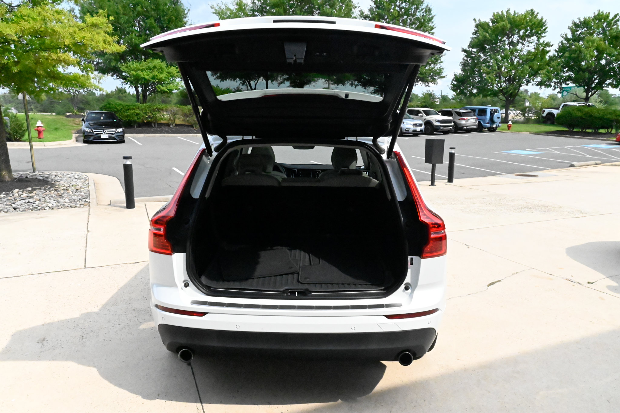 Used 2019 Volvo XC60 T5 Momentum w/ Multimedia Package AWD/4WD image 46