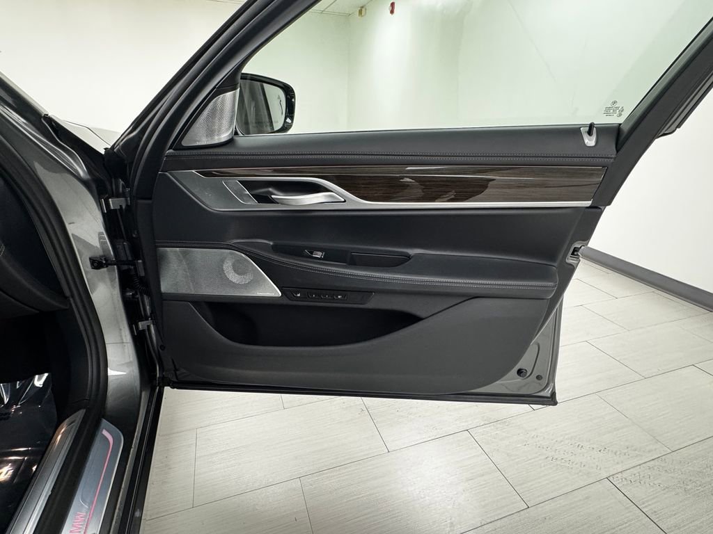 Used 2019 BMW 750i xDrive w/ Executive Package image 13