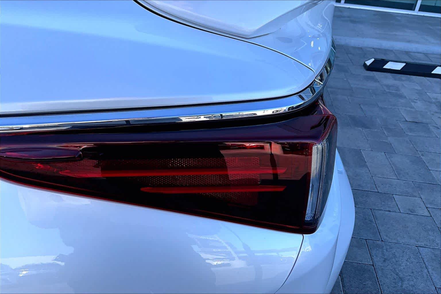 Used 2024 Lexus ES 300h w/ Premium Package FWD image 29