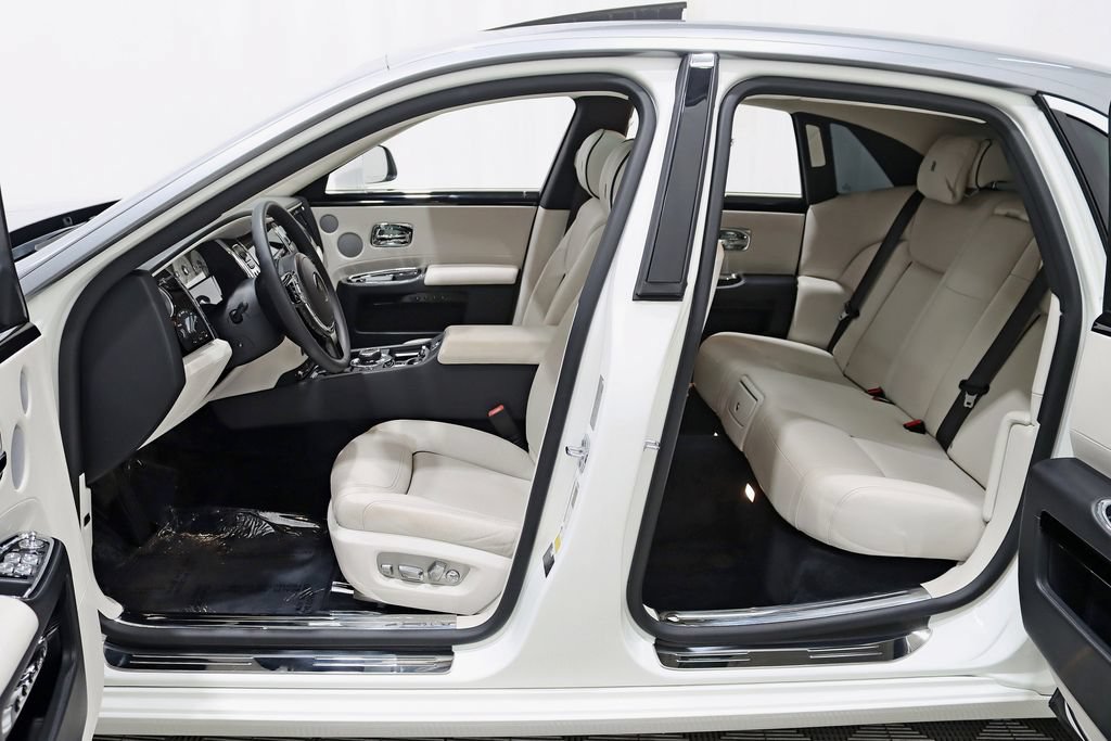 Used 2016 Rolls-Royce Ghost RWD image 36