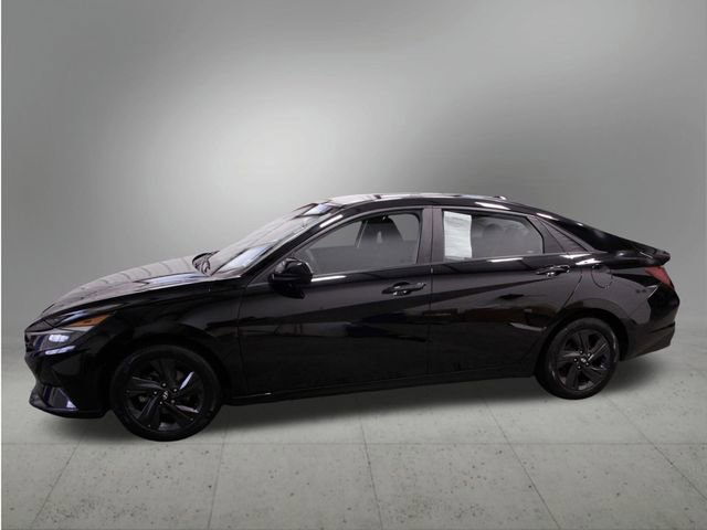 Used 2023 Hyundai Elantra SEL image 2