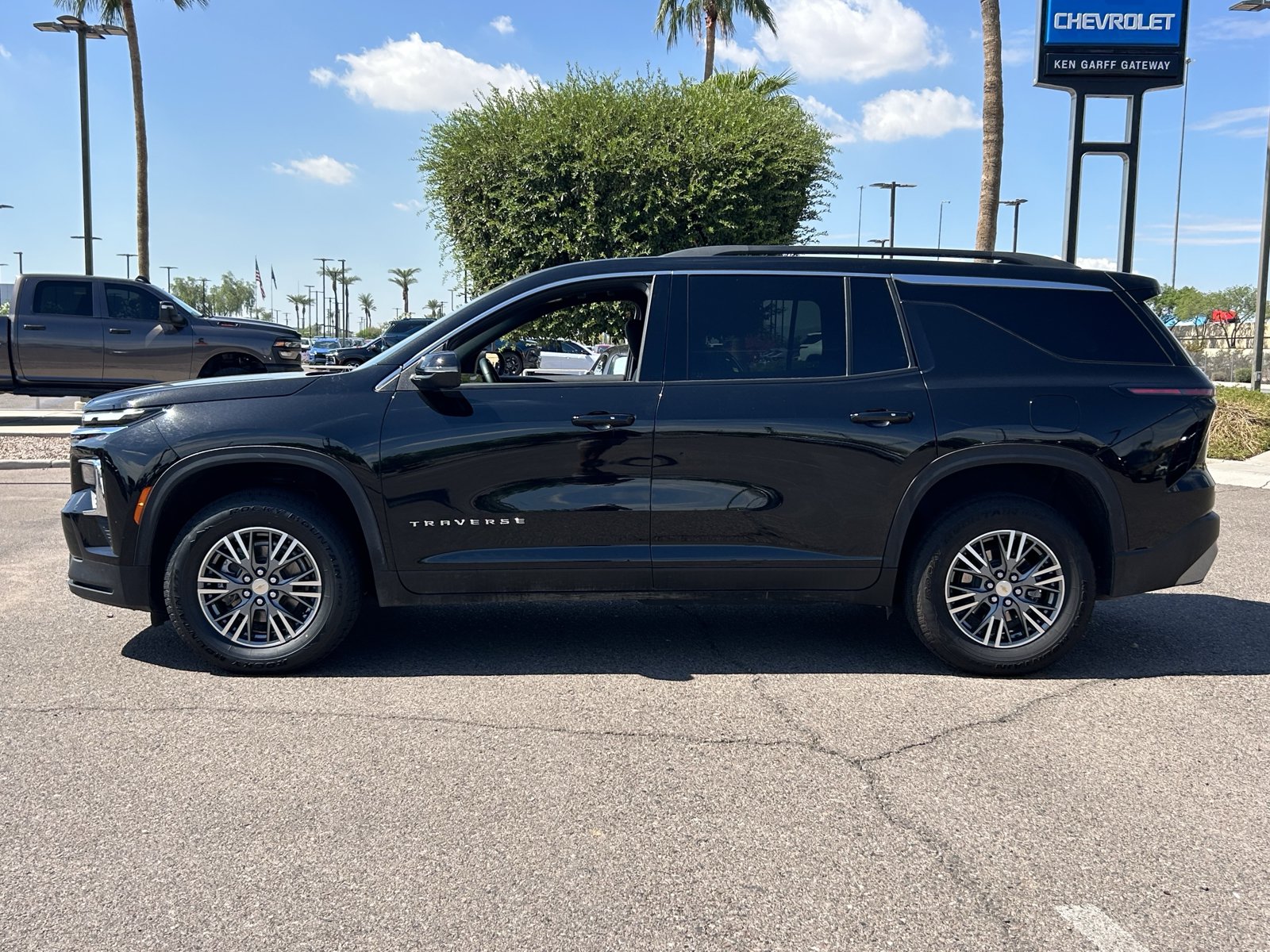 Certified 2025 Chevrolet Traverse LT FWD image 2