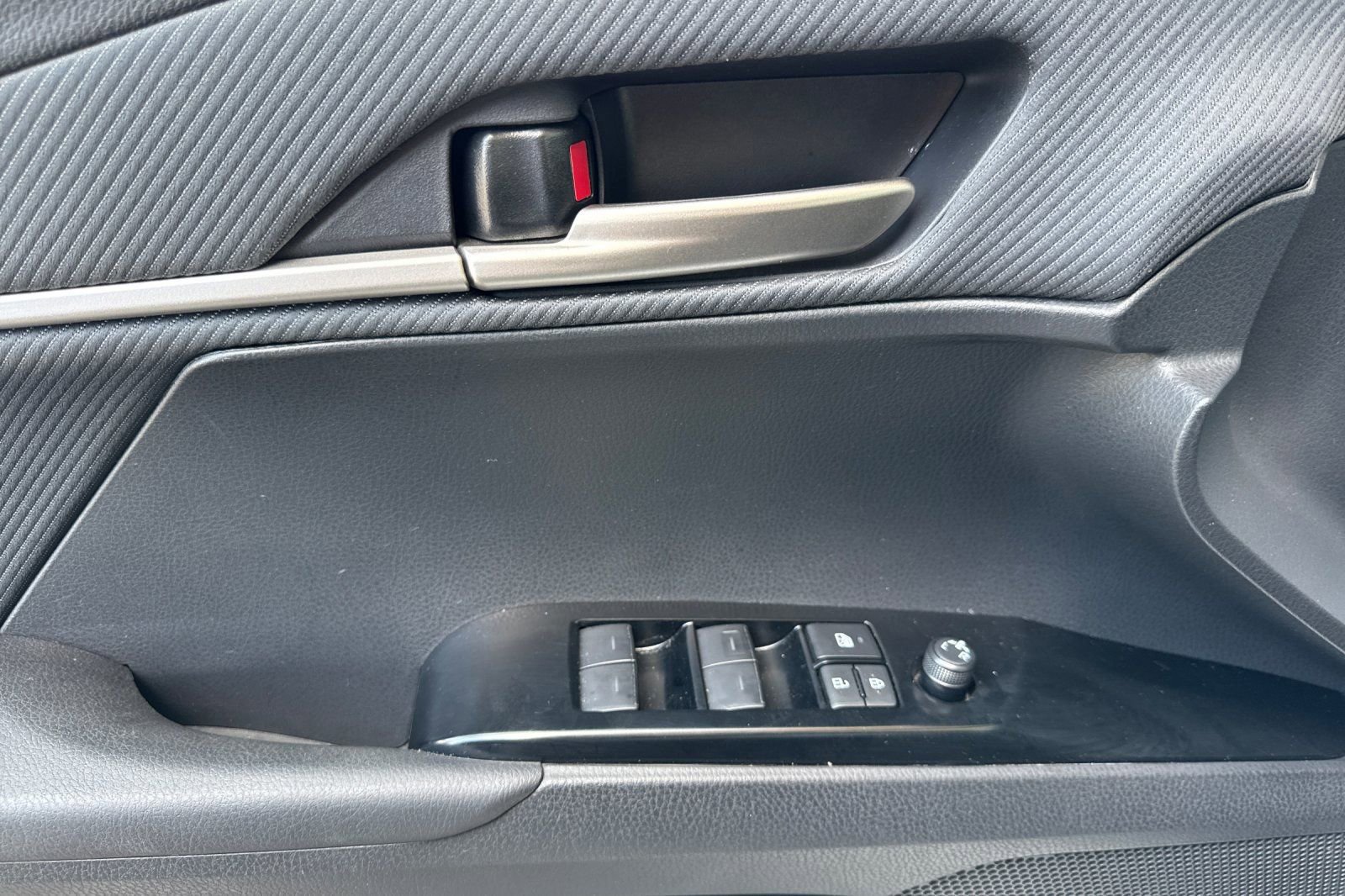 Used 2025 Toyota Camry SE FWD image 11