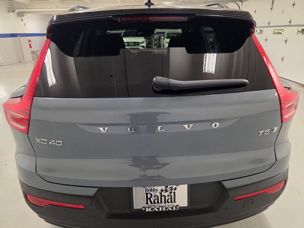 Used 2022 Volvo XC40 T5 R-Design w/ Advanced Package image 4