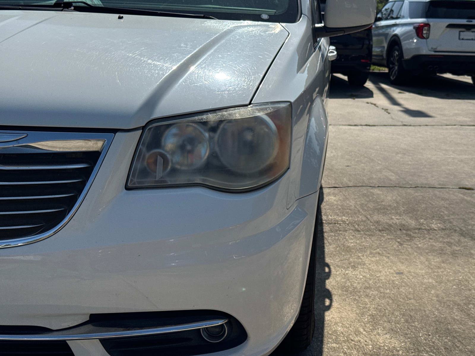 Used 2013 Chrysler Town & Country Touring FWD image 9